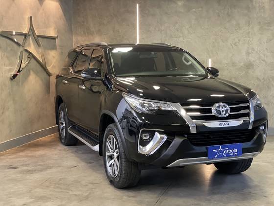 TOYOTA HILUX SW4 2.8 SRX 4X4 7 LUGARES 16V TURBO INTERCOOLER DIESEL 4P AUTOMÁTICO TOYOTA HILUX SW4 2.8 SRX 4X4 7 LUGARES 16V TURBO INTERCOOLER DIESEL 4P AUTOMÁTICO